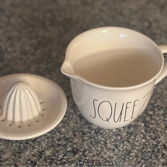 🍊Rae Dunn “SQUEEZE” Ceramic Citrus Juicer🍊 - Picture 2 of 5